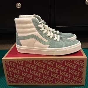 VANS Sk8-Hi Pig Suede Shoe size 8 brand new